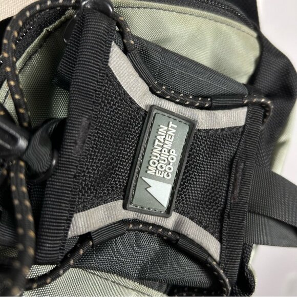 💕 MEC Outdoor Adventure Sling Bag - Black and Green - Picture 2 of 3